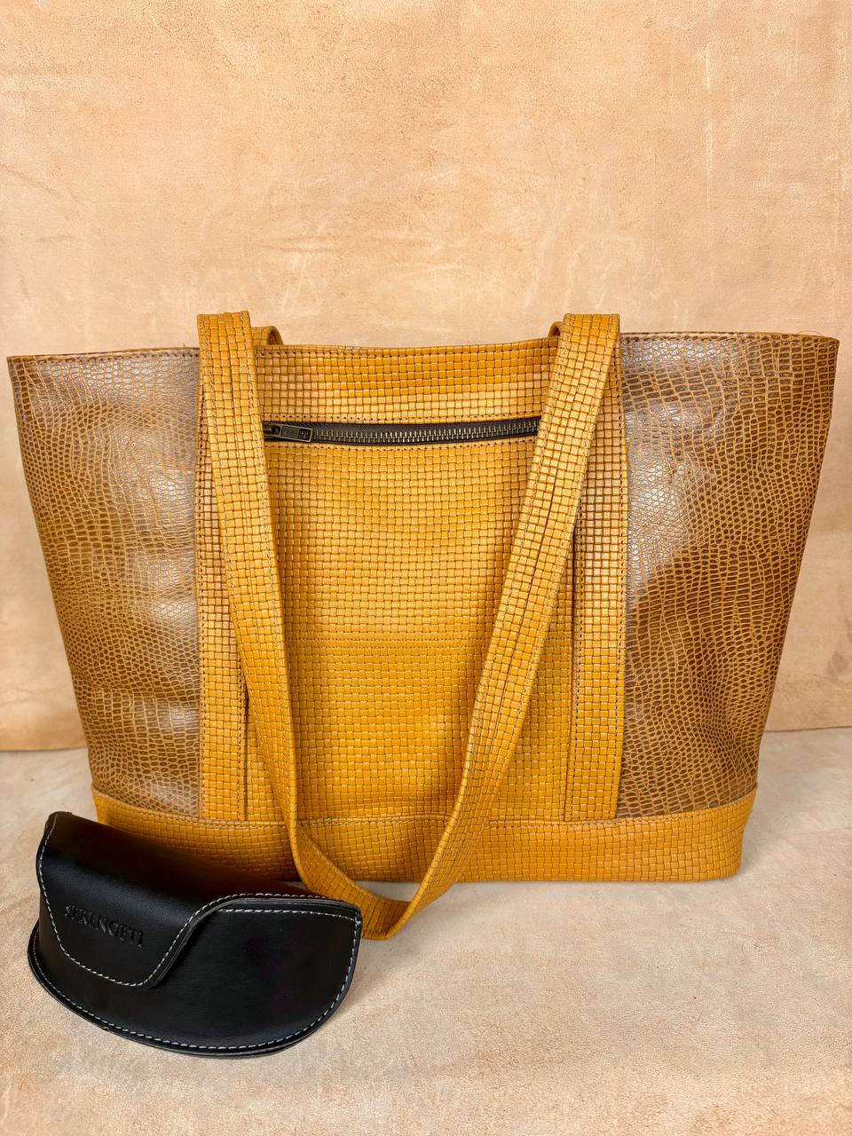 Arta leather tote bag side texture detail